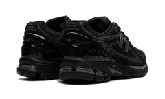 1906R "Triple Black" U1906RJB